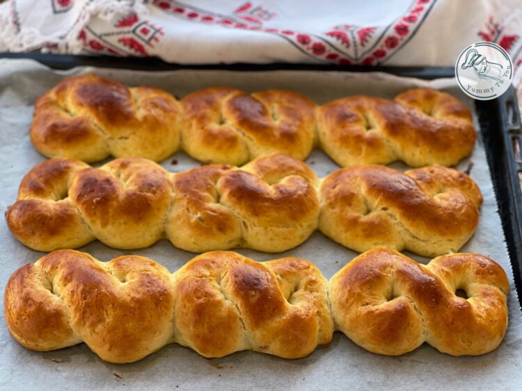 Mucenici moldovenesti pufosi dupa coacere Mucenici moldovenesti pufosi dupa coacere