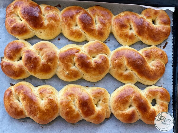 Mucenici moldovenesti pufosi dupa coacere 2 Mucenici moldovenesti pufosi dupa coacere 2