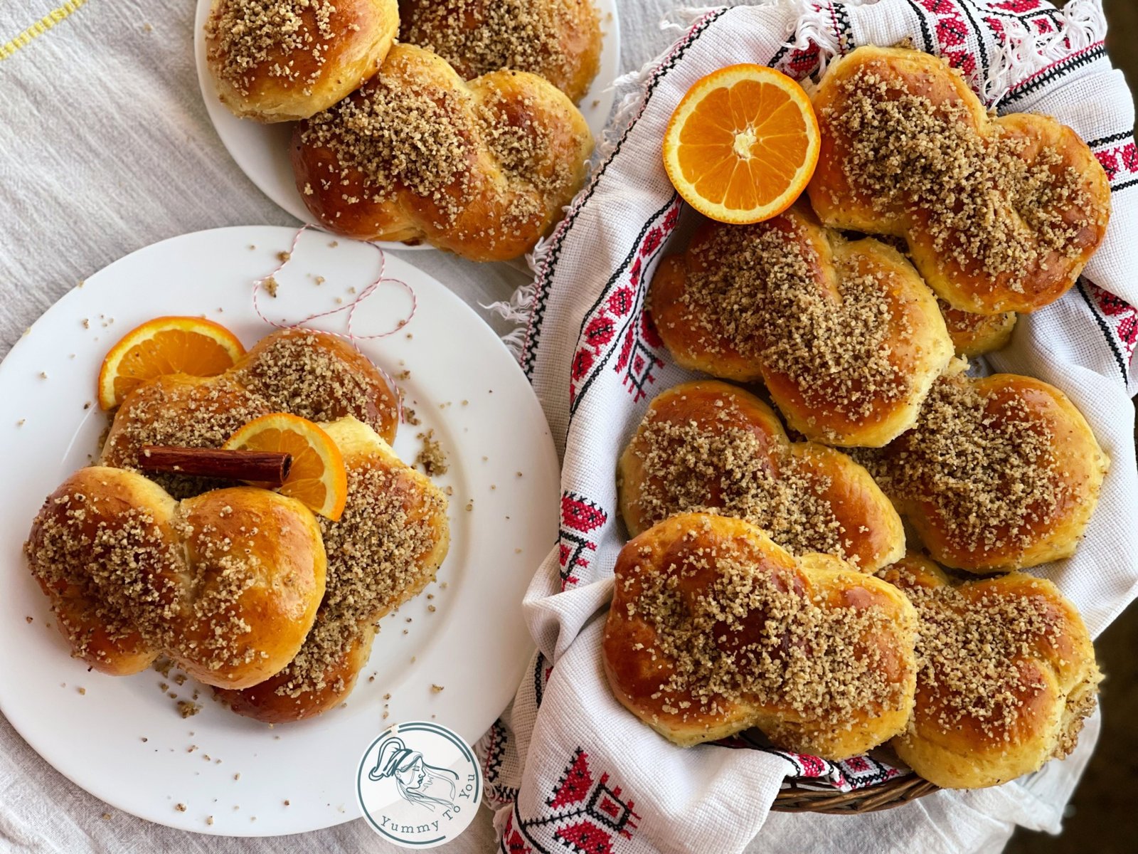 Mucenici moldovenești pufoși cu smântână și sirop de portocale servire 1