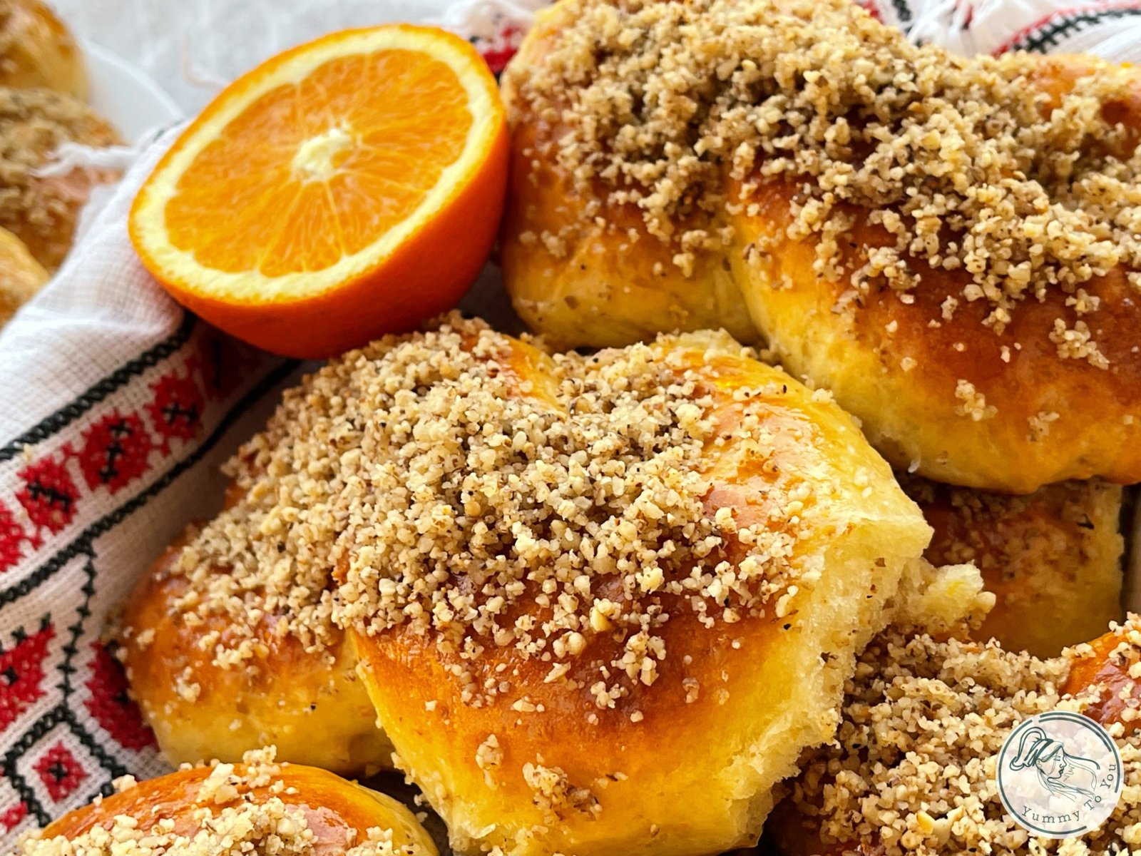 Mucenici moldovenești pufoși cu smântână și sirop de portocale servire 2