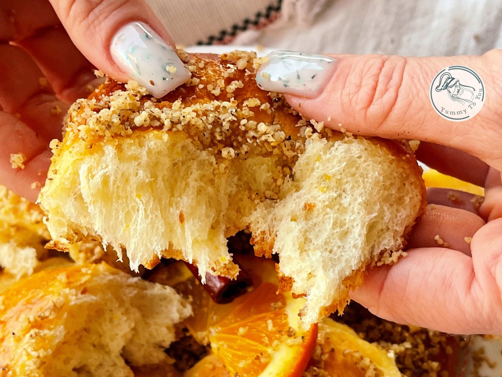 Mucenici moldovenești pufoși cu smântână și sirop de portocale servire 4