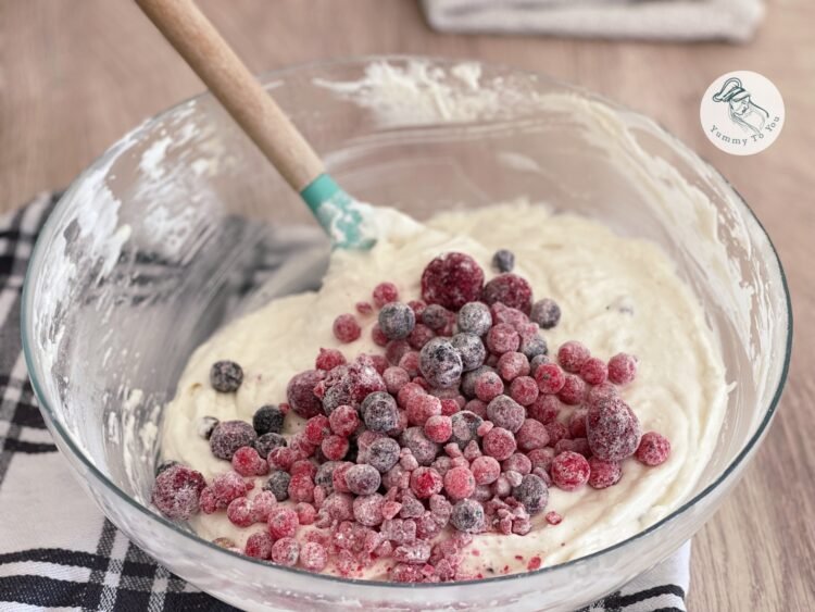 adaugare fructe congelate in chec