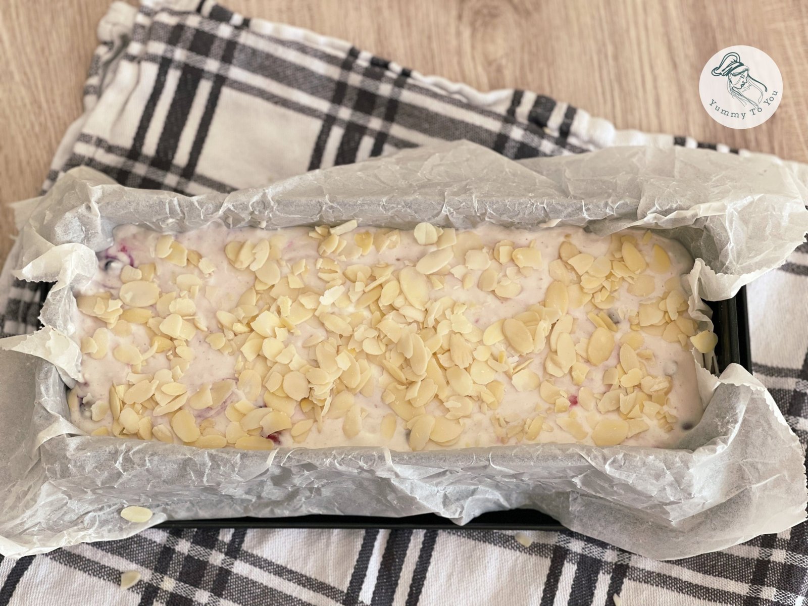 Chec din albușuri cu iaurt, cocos și fructe de pădure inainte de coacere