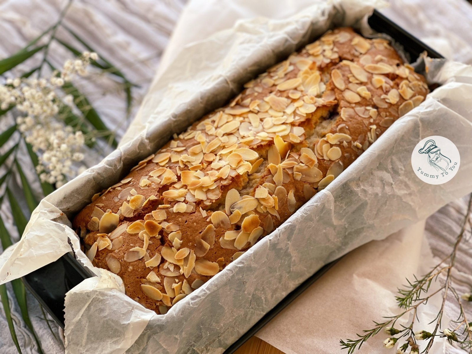 Chec din albușuri cu iaurt, cocos și fructe de pădure dupa coacere