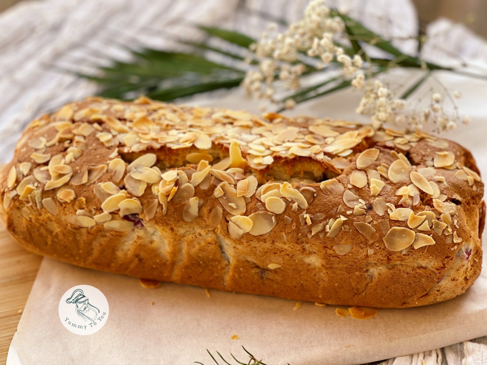 Chec din albușuri cu iaurt, cocos și fructe de pădure servire 2