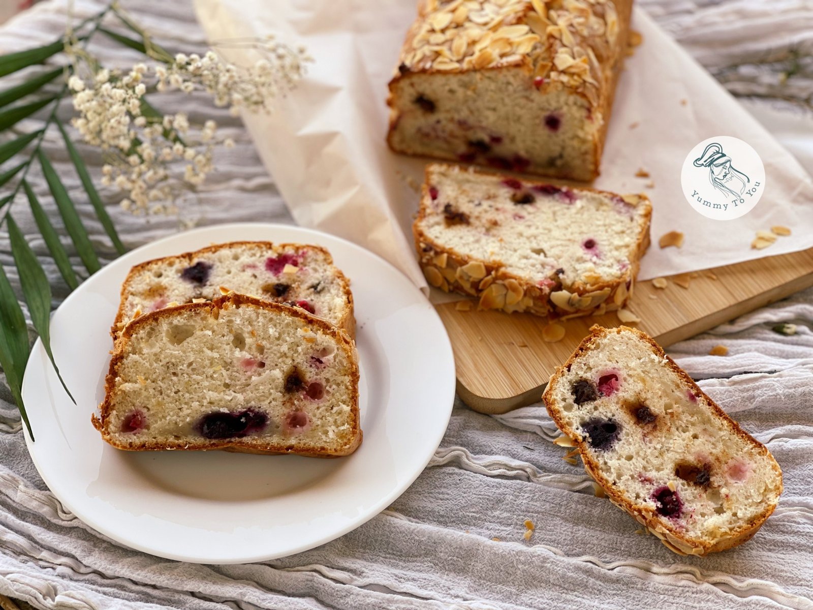 Chec din albușuri cu iaurt, cocos și fructe de pădure servire 1