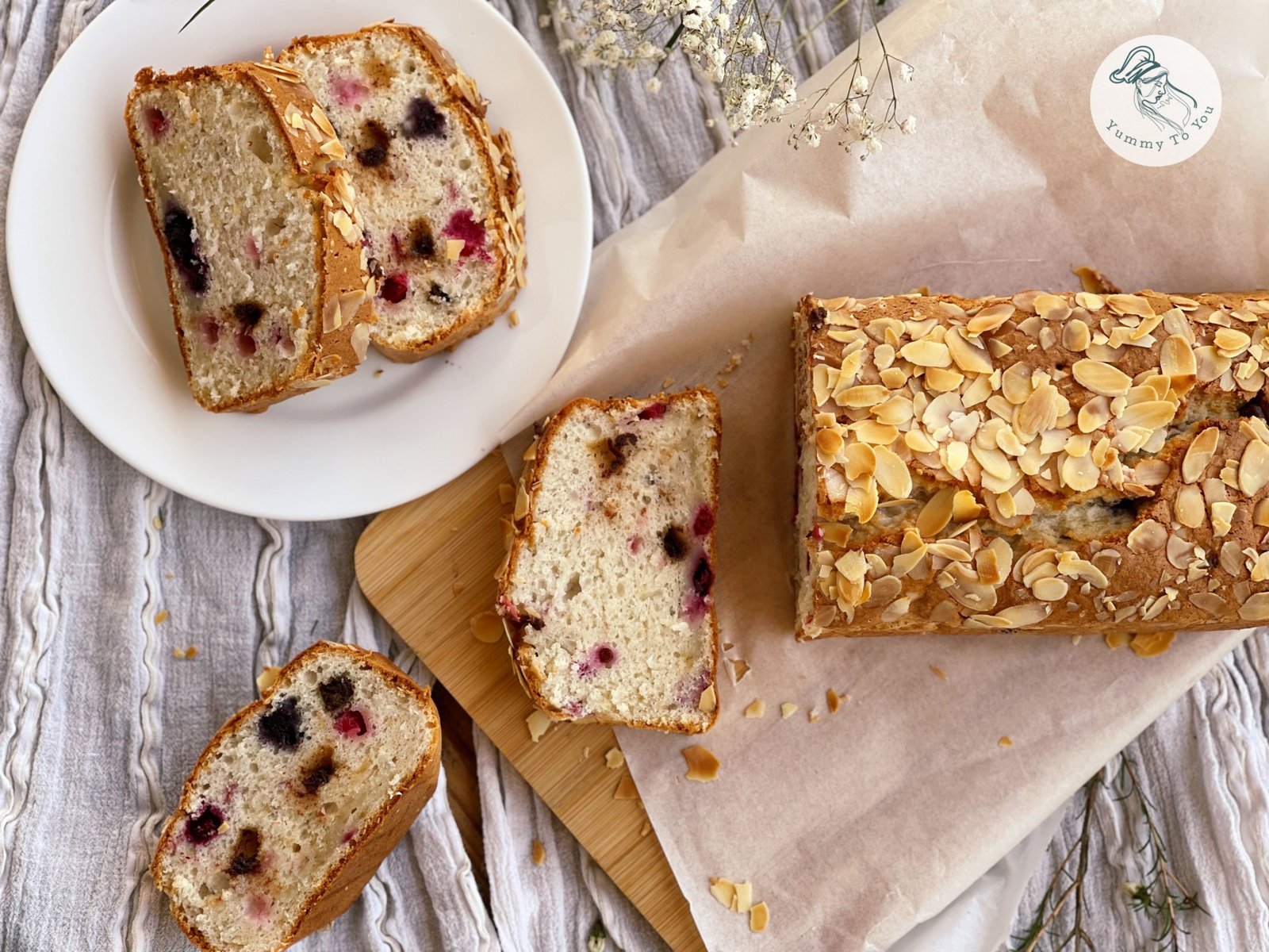 Chec din albușuri cu iaurt, cocos și fructe de pădure servire 4