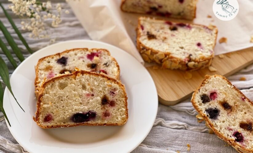 Chec din albușuri cu iaurt, cocos și fructe de pădure cover photo