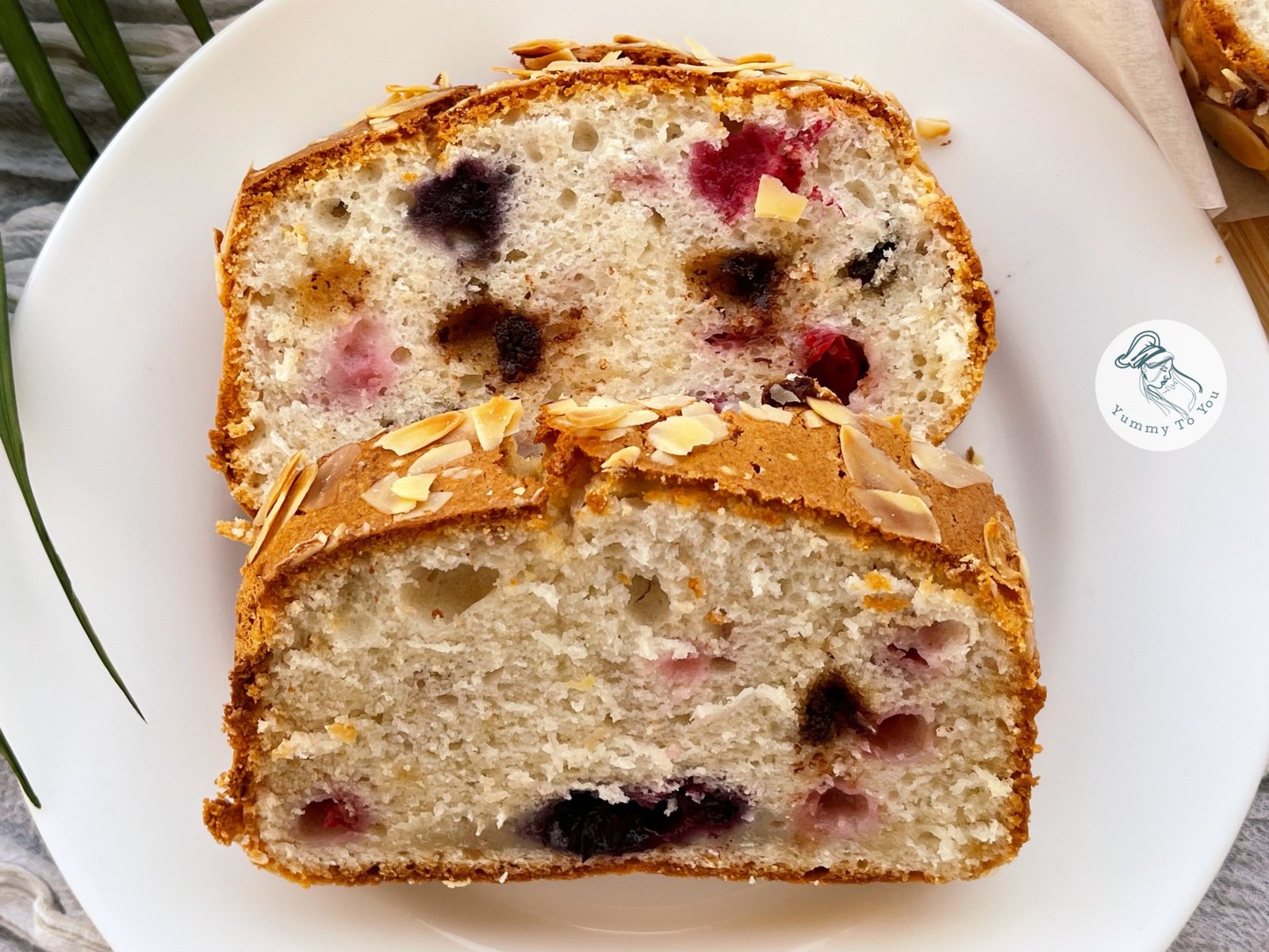 Chec din albușuri cu iaurt, cocos și fructe de pădure servire 3