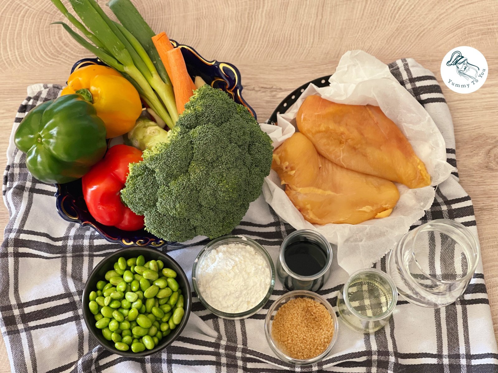 Stir Fry cu pui, legume și edamame ingrediente Stir Fry cu pui, legume și edamame ingrediente