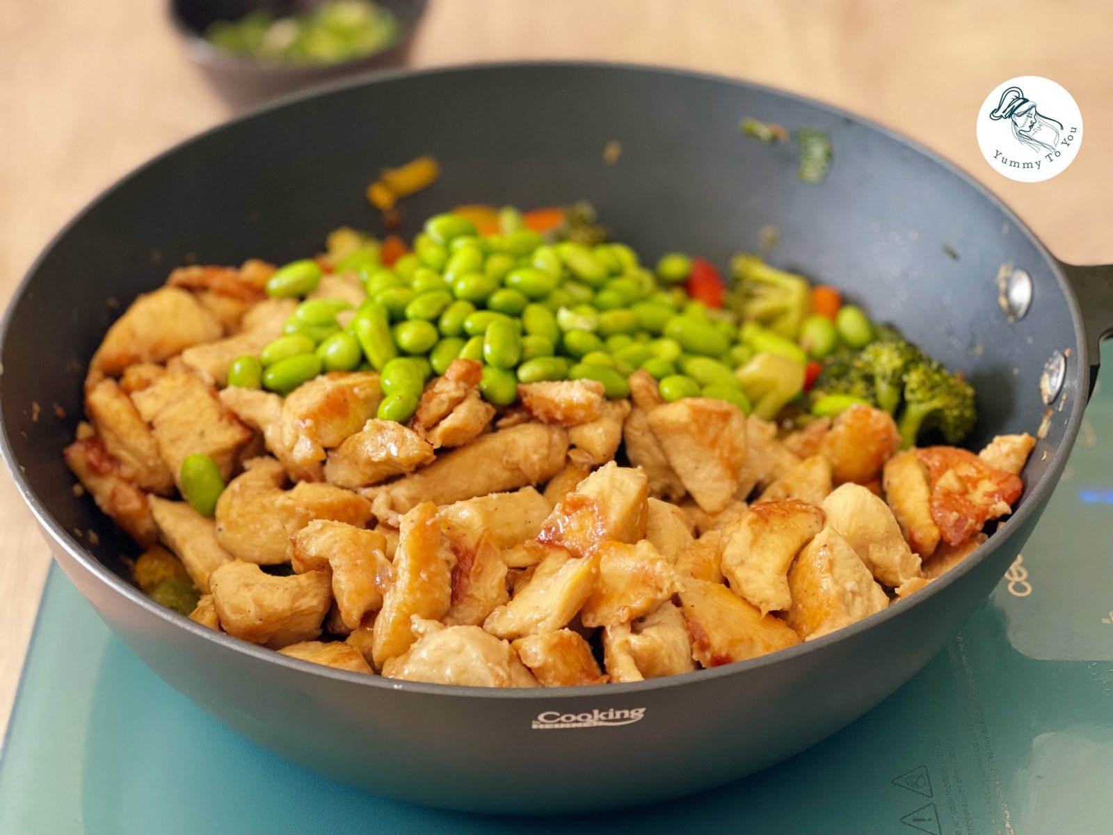 adaugare pui si edamame in wok adaugare pui si edamame in wok