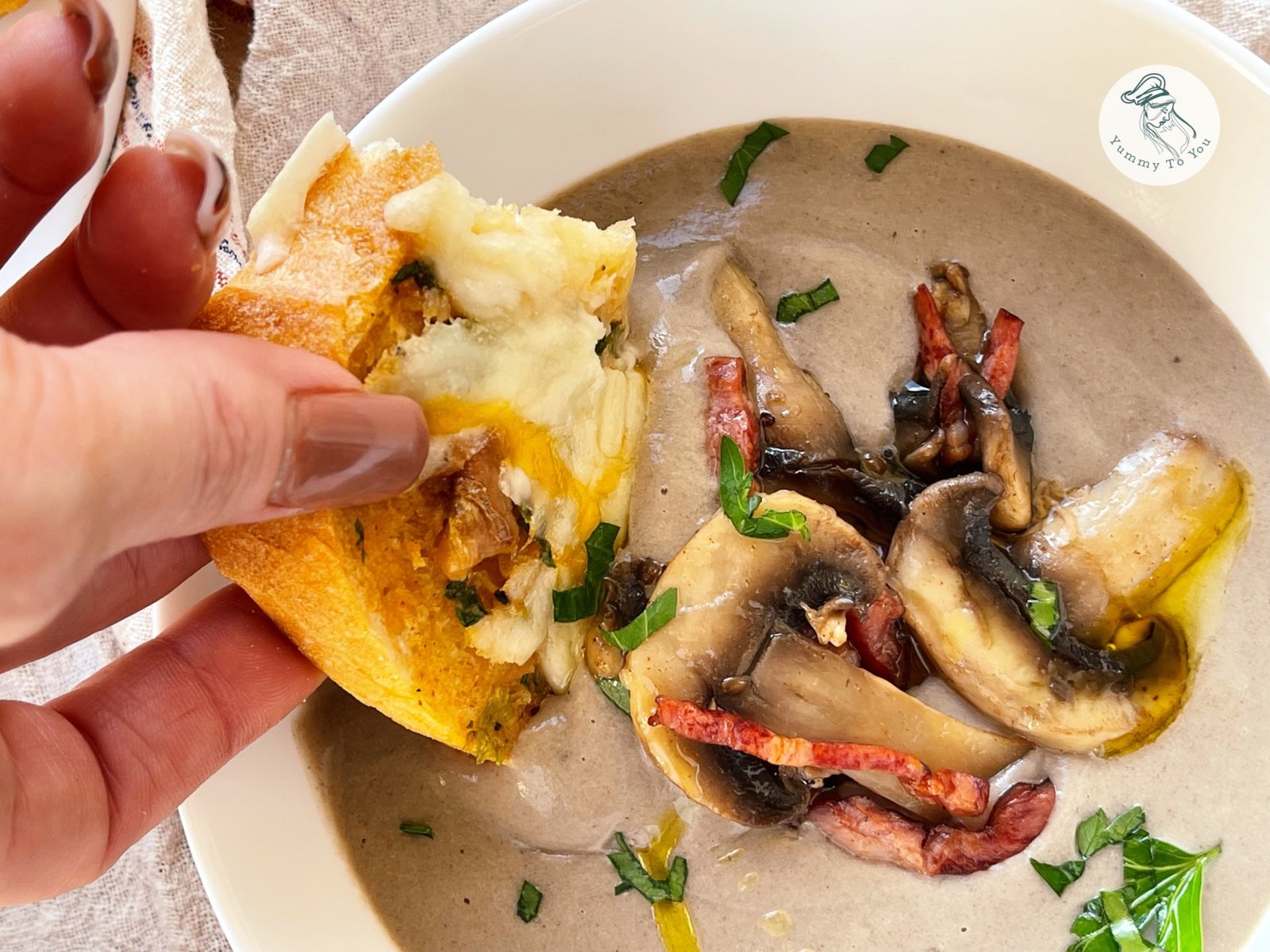 Supa cremă de ciuperci cu bacon servire 4 Supa cremă de ciuperci cu bacon servire 4