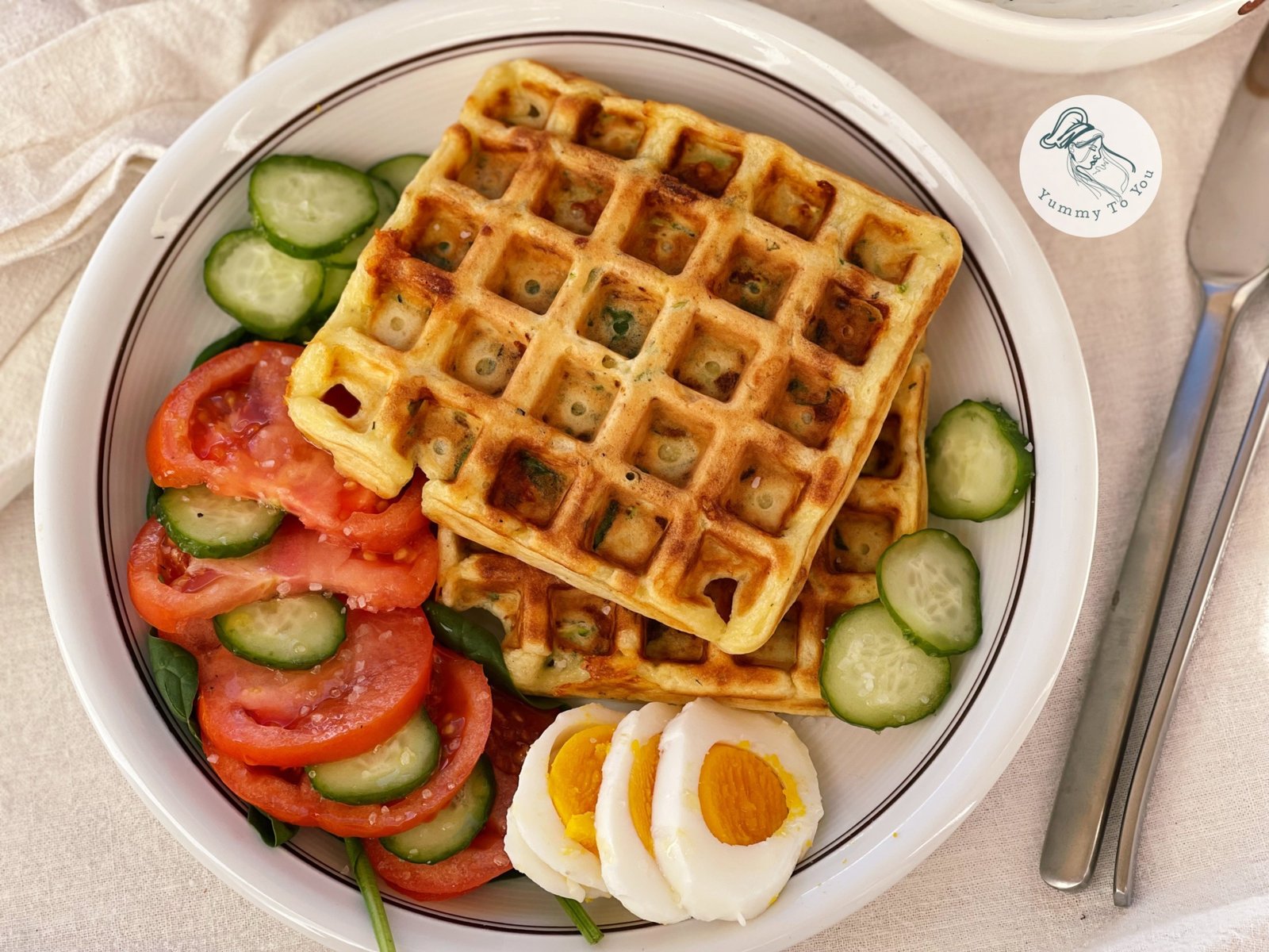 Gofre sărate cu dovlecel, spanac și brânză servire 1