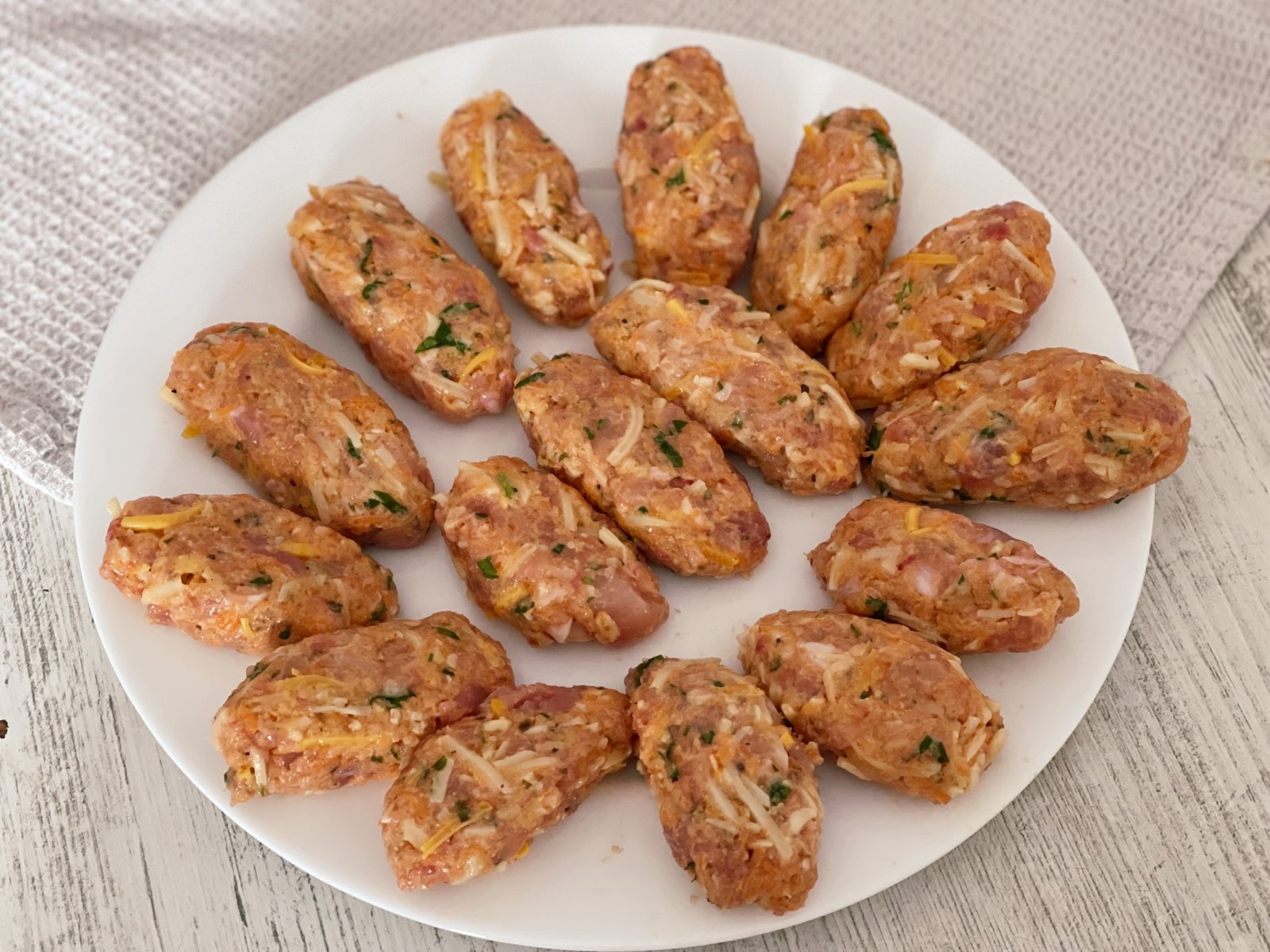 chiftele de pui cu legume inaine de gatire