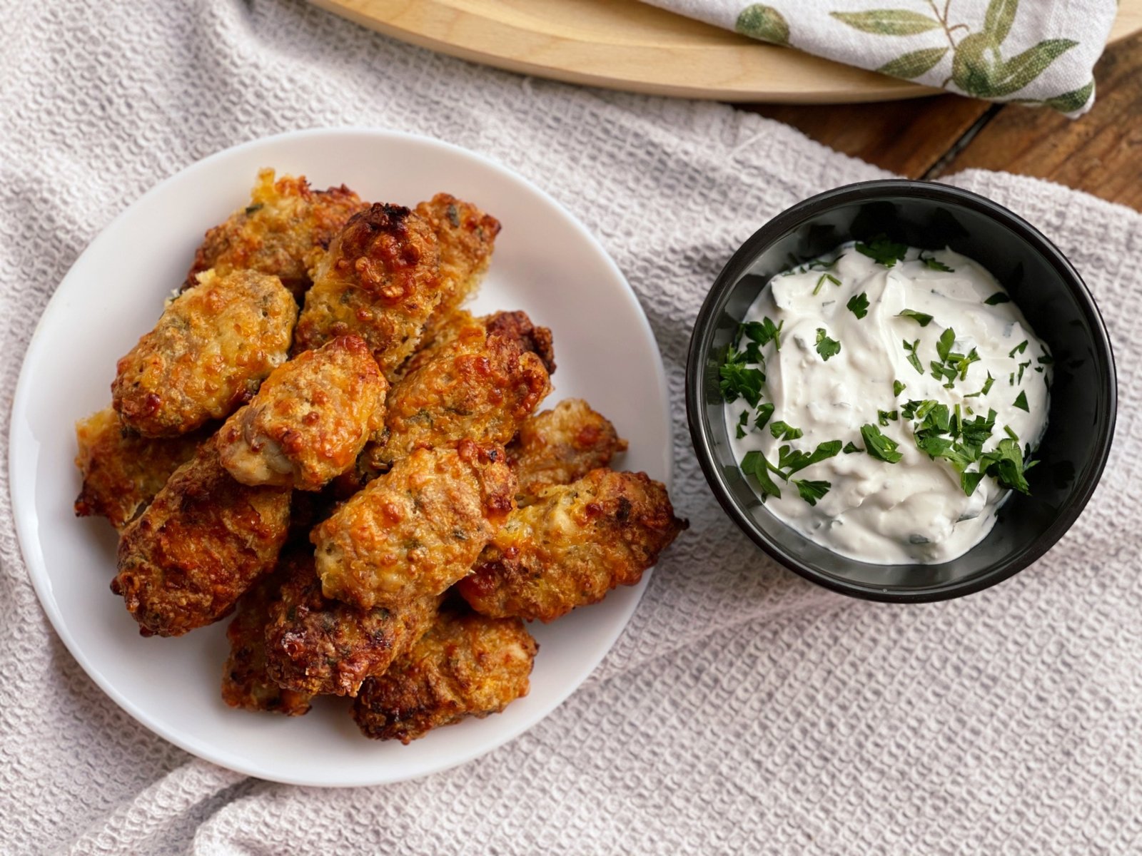 Chifteluțe crocante cu pui și legume servire 1