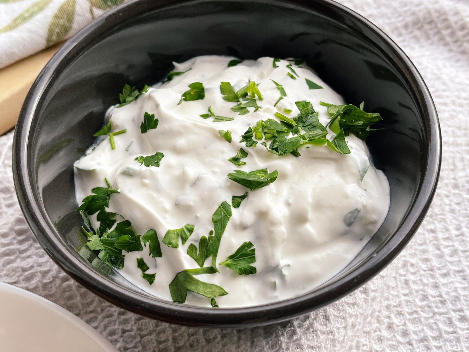 sos iaurt cu usturoi