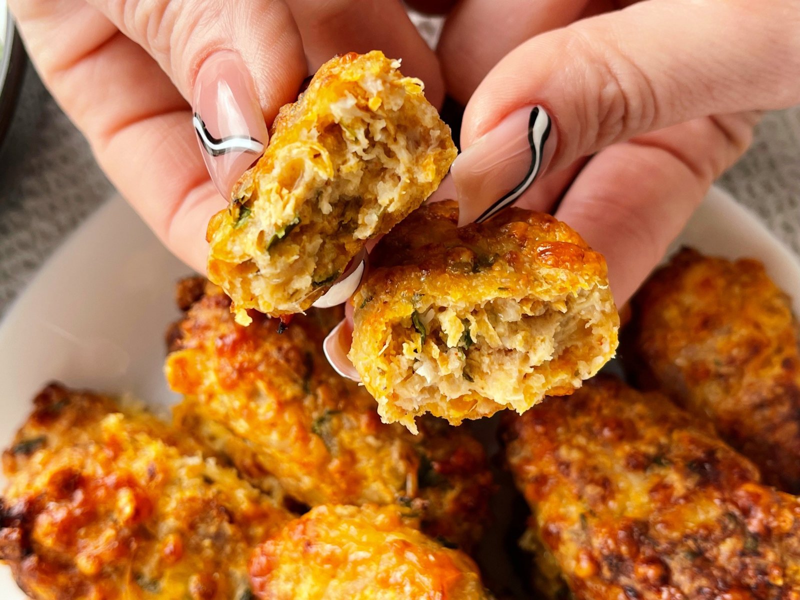 Chifteluțe crocante cu pui și legume servire 3