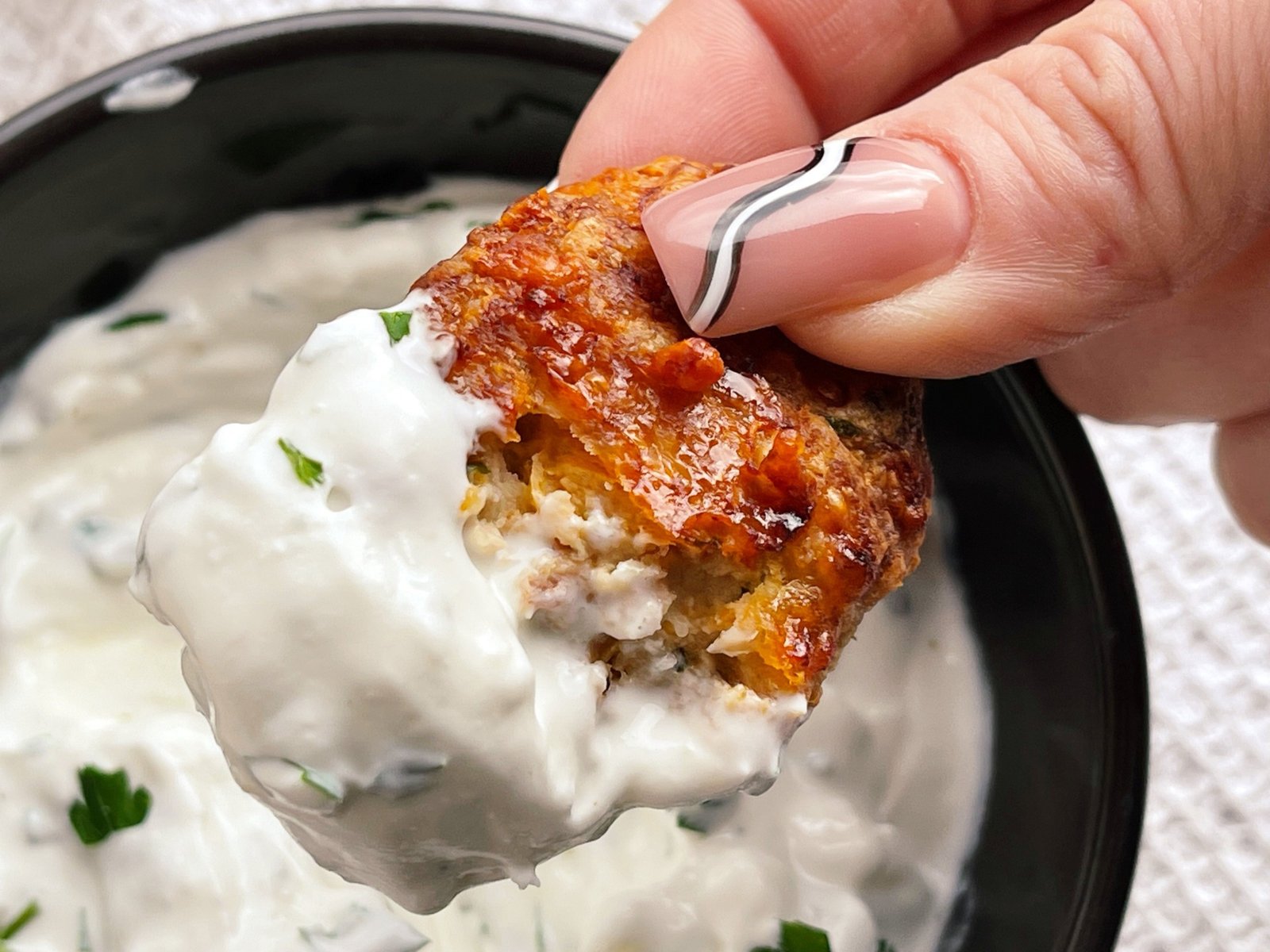 Chifteluțe crocante cu pui și legume servire 4