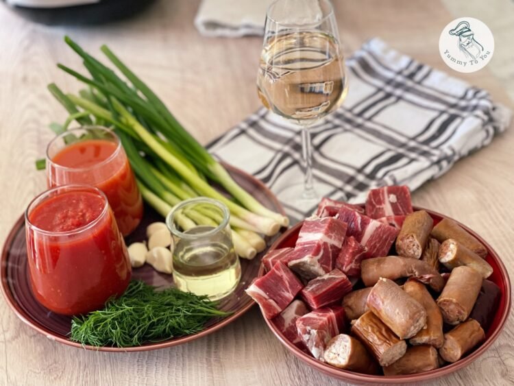 Tocăniță de porc cu cârnați afumați la multicooker ingrediente Tocăniță de porc cu cârnați afumați la multicooker ingrediente