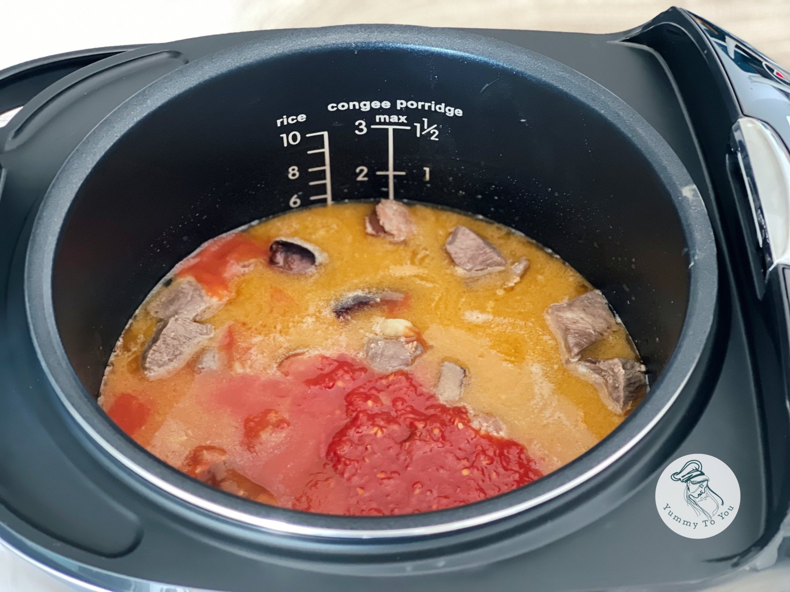 adaugare vin si sos de rosii