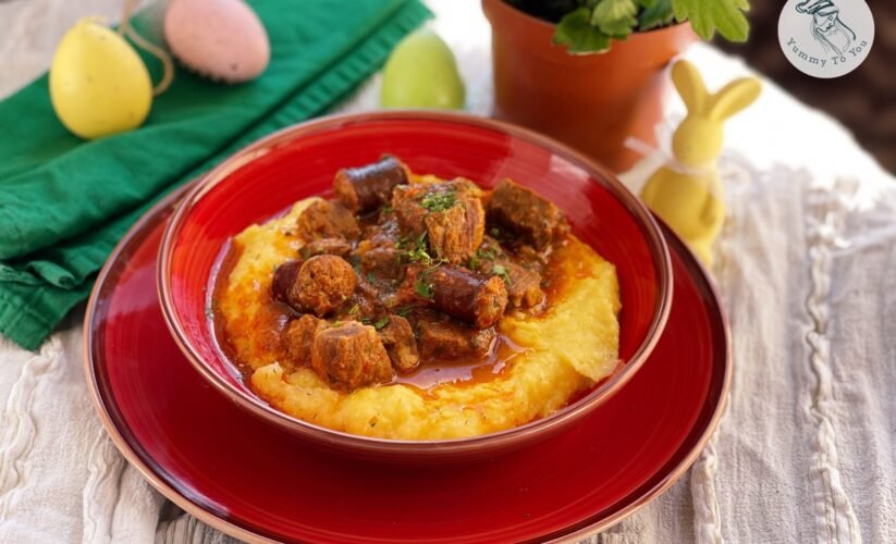 Tocăniță de porc cu cârnați afumați la multicooker cover photo