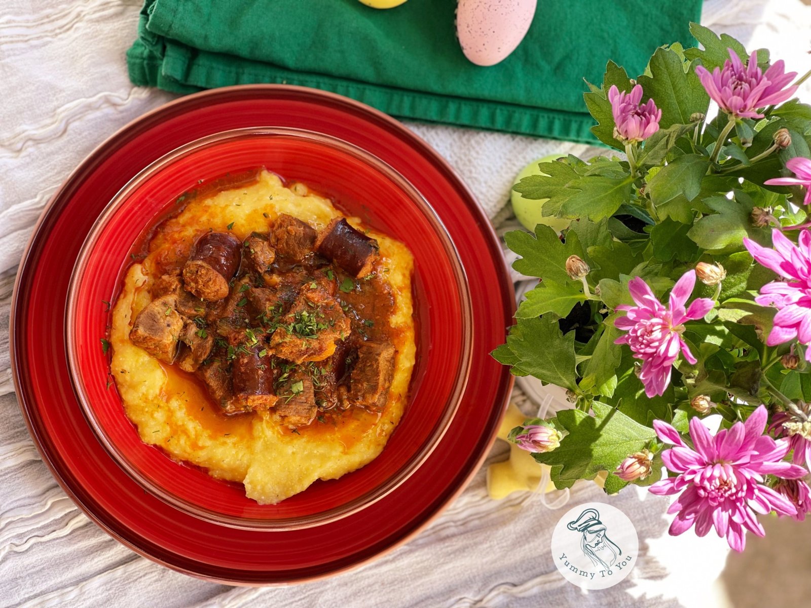 Tocăniță de porc cu cârnați afumați la multicooker servire 1