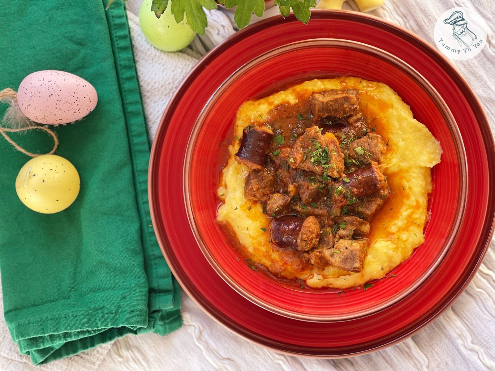 Tocăniță de porc cu cârnați afumați la multicooker servire 3