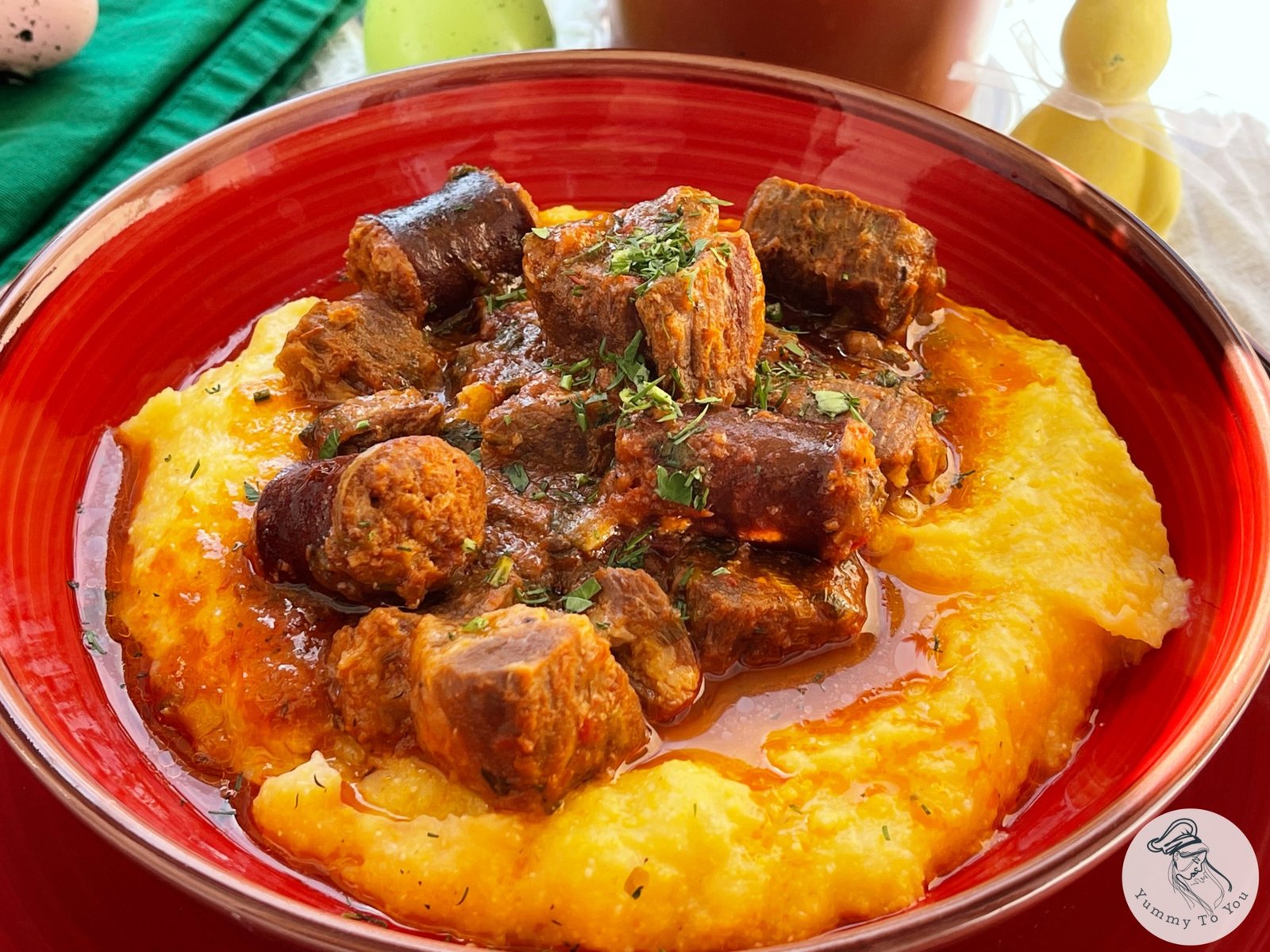 Tocăniță de porc cu cârnați afumați la multicooker servire 2