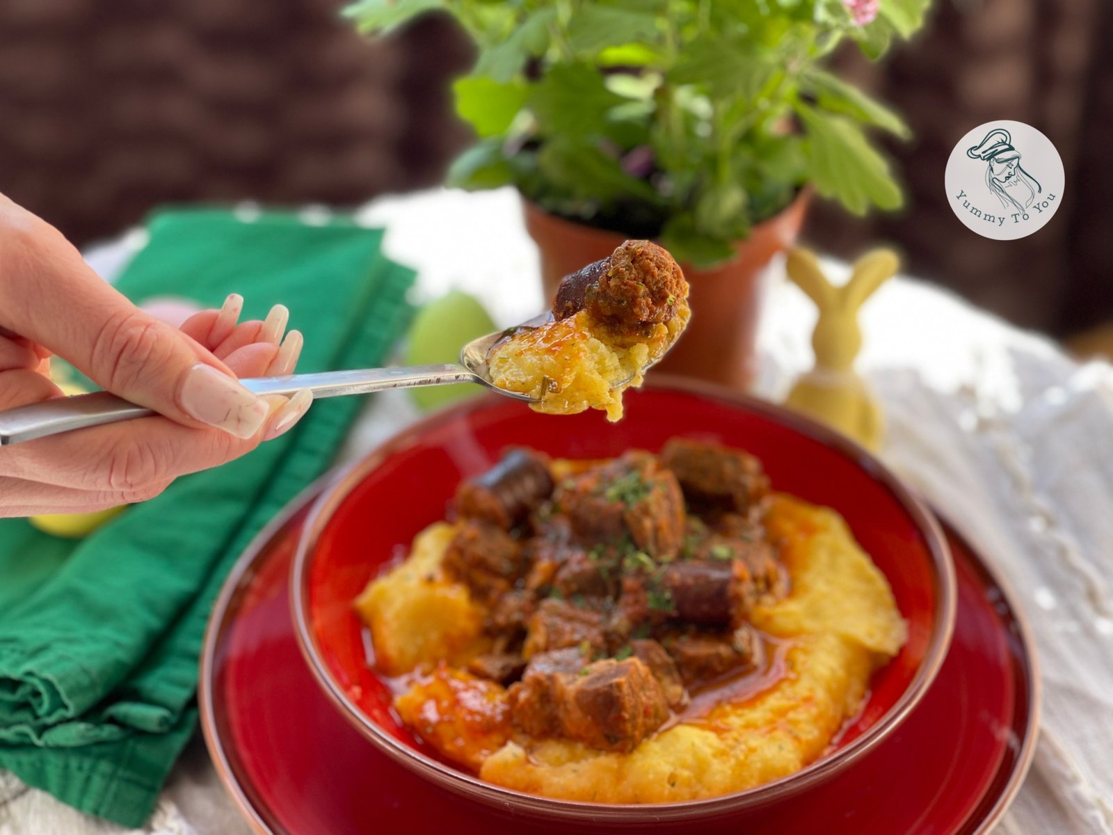 Tocăniță de porc cu cârnați afumați la multicooker servire 4