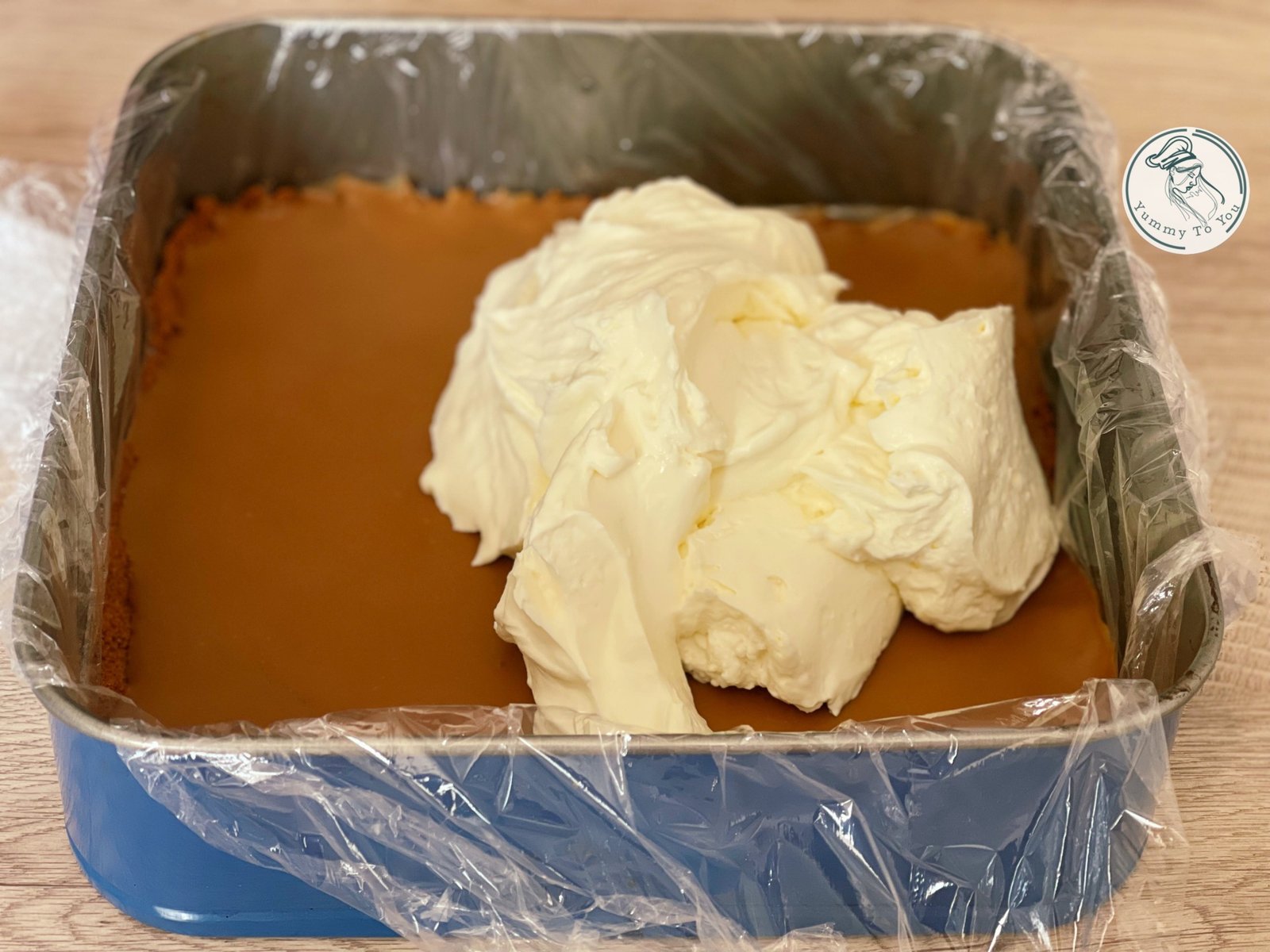 adaugare crema peste stratul de Biscoff adaugare crema peste stratul de Biscoff