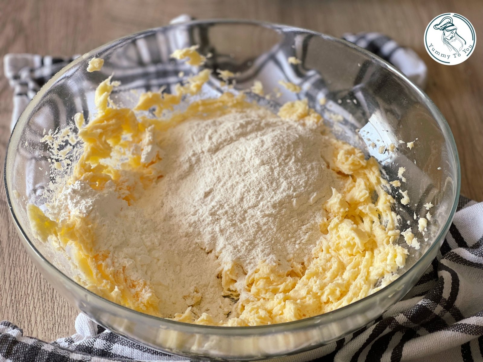 adaugare faina si amidon in aluat