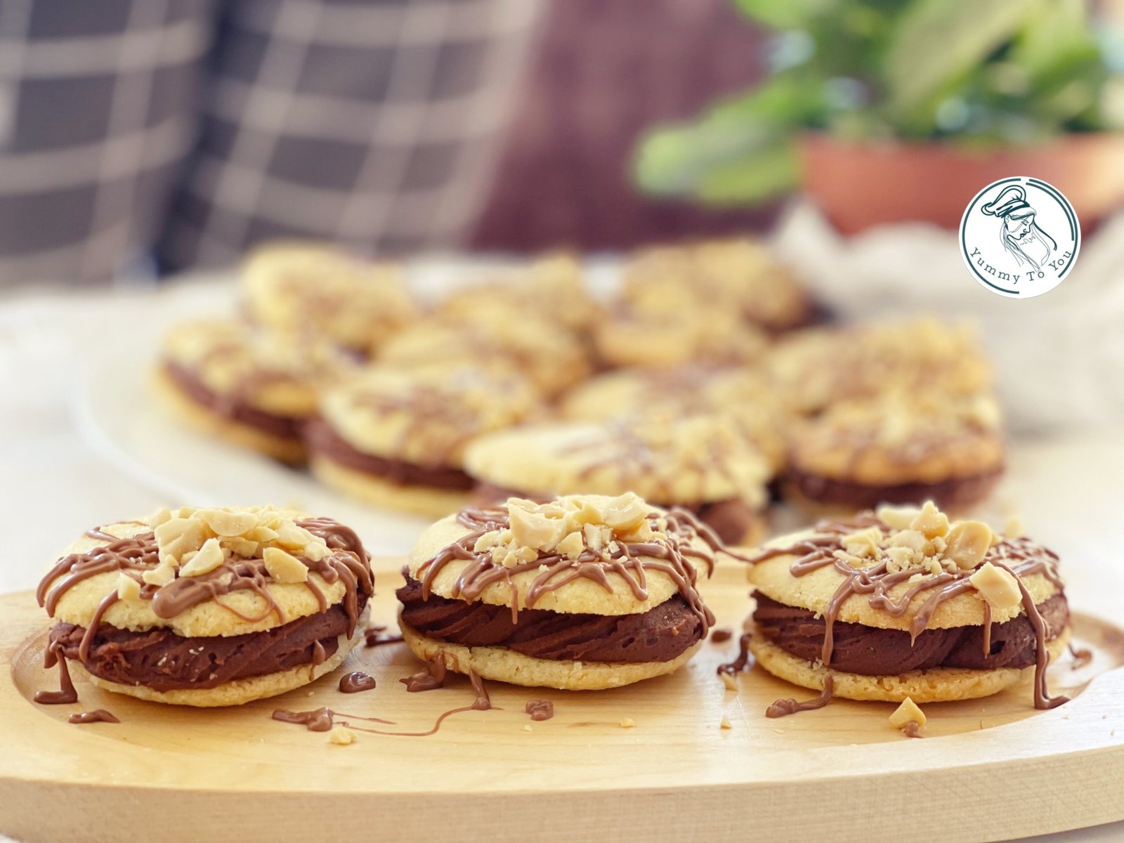 Fursecuri fragede cu unt și cremă de ciocolată servire 1