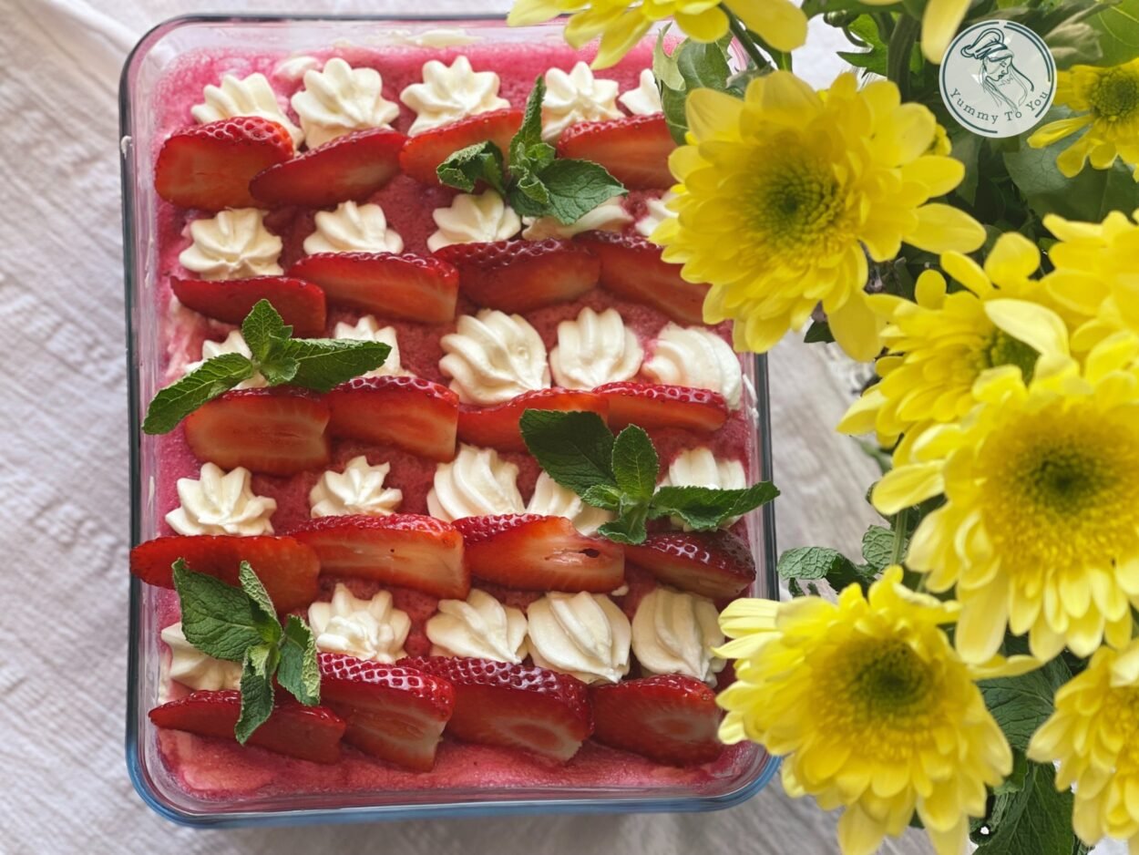 Strawberry tiramisu with mascarpone and fruit jelly – the perfect summer dessert