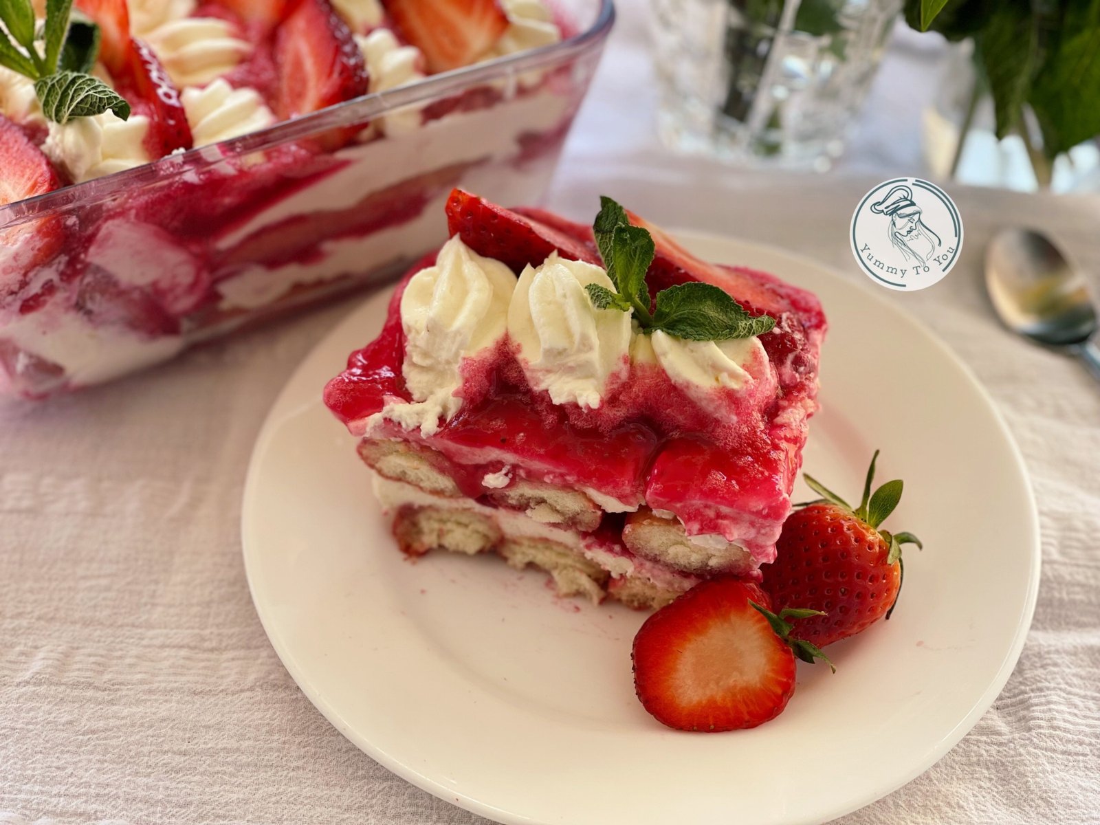 Tiramisu cu căpșuni, mascarpone si jeleu de fructe servire 2