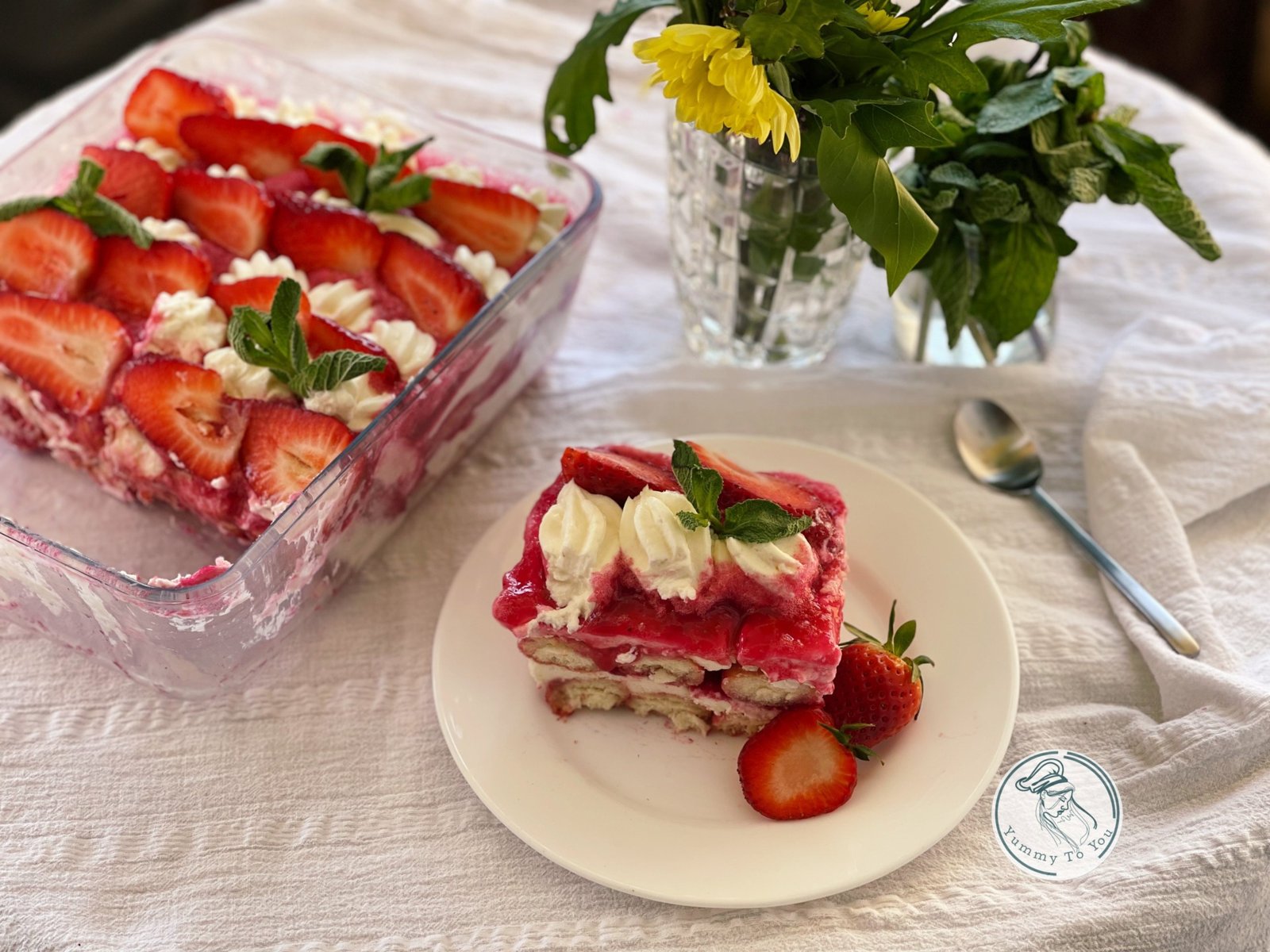 Tiramisu cu căpșuni, mascarpone si jeleu de fructe servire 1