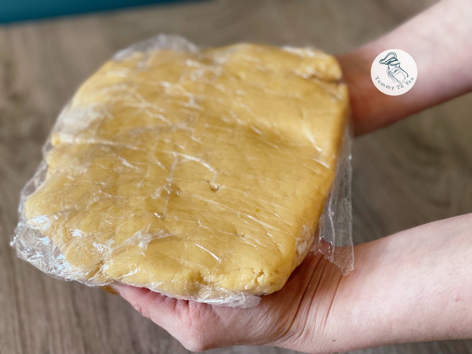 aluat impachetat cu folie alimentara
