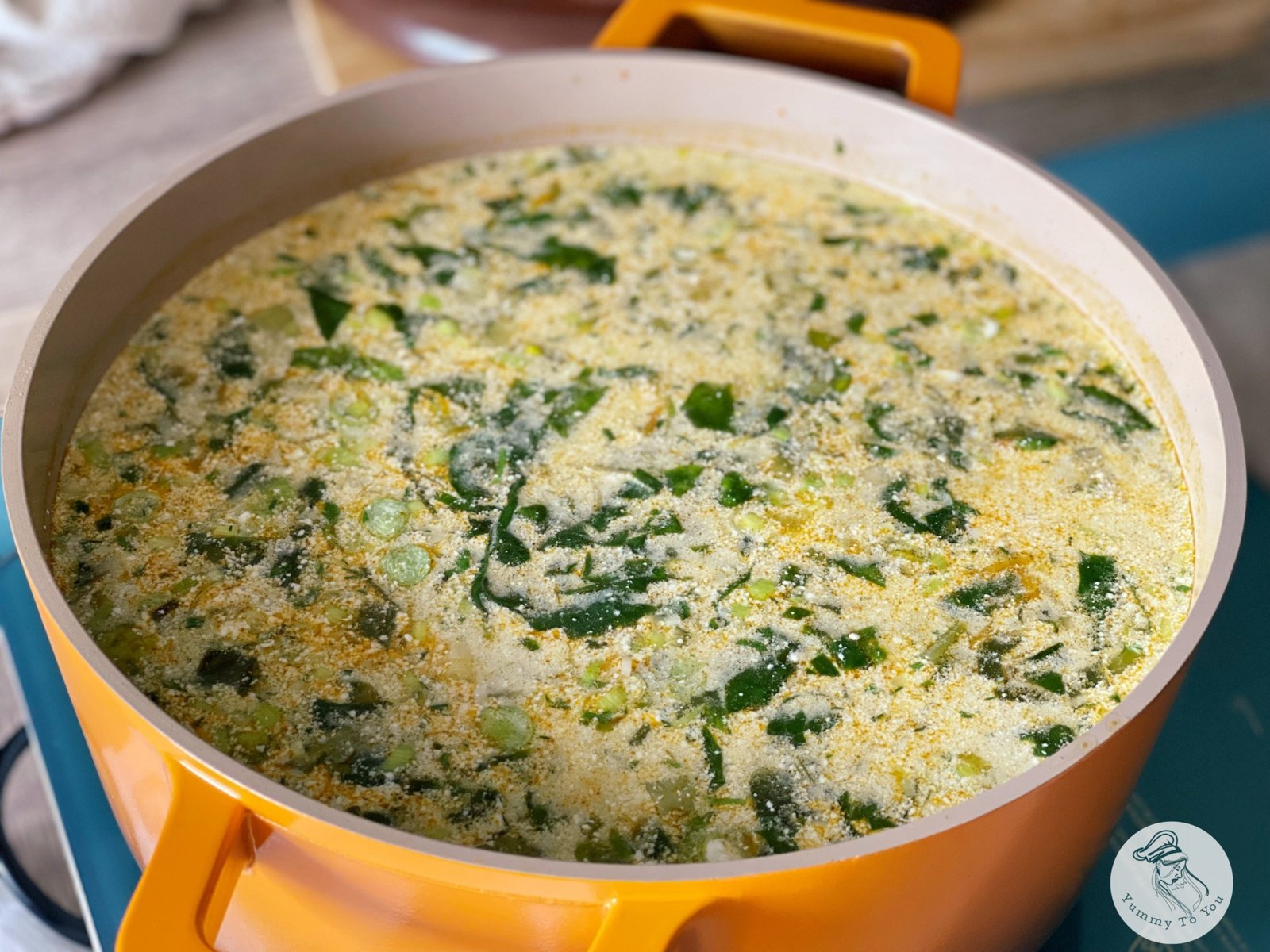 adaugare iaurt in zama de salata verde