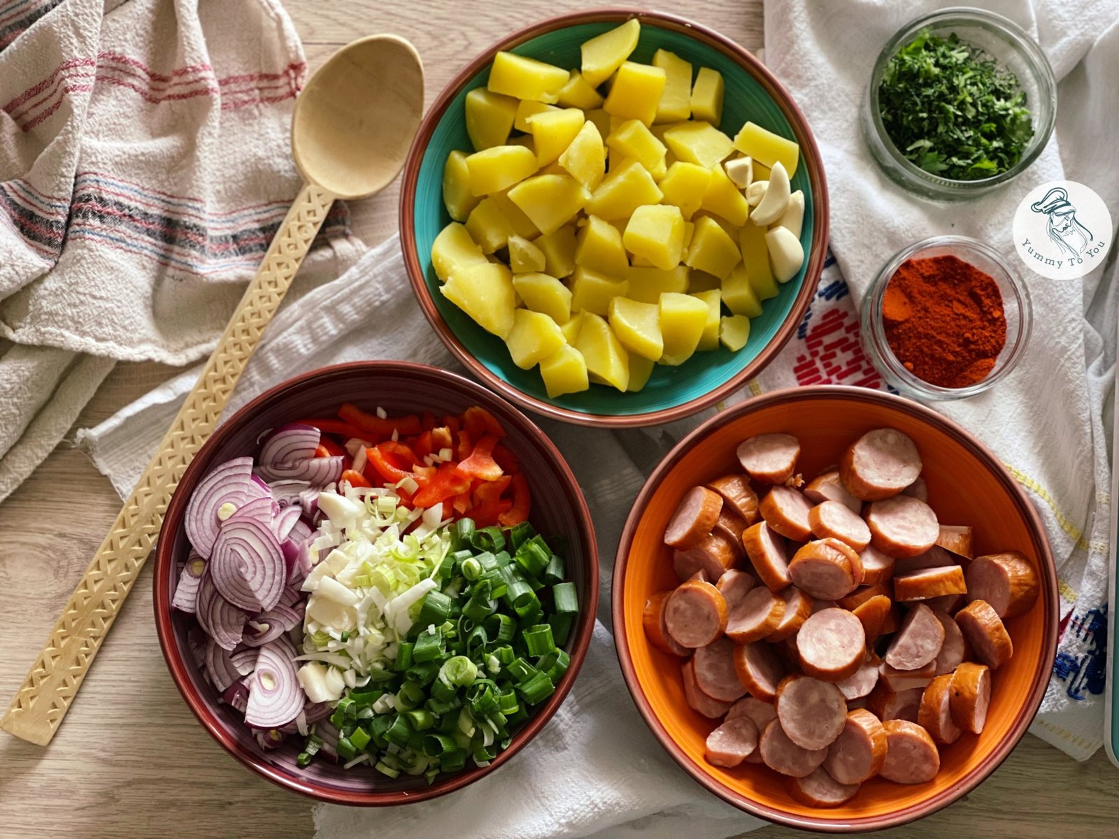 Cartofi țărănești cu cârnați și ceapă ingrediente Cartofi țărănești cu cârnați și ceapă ingrediente