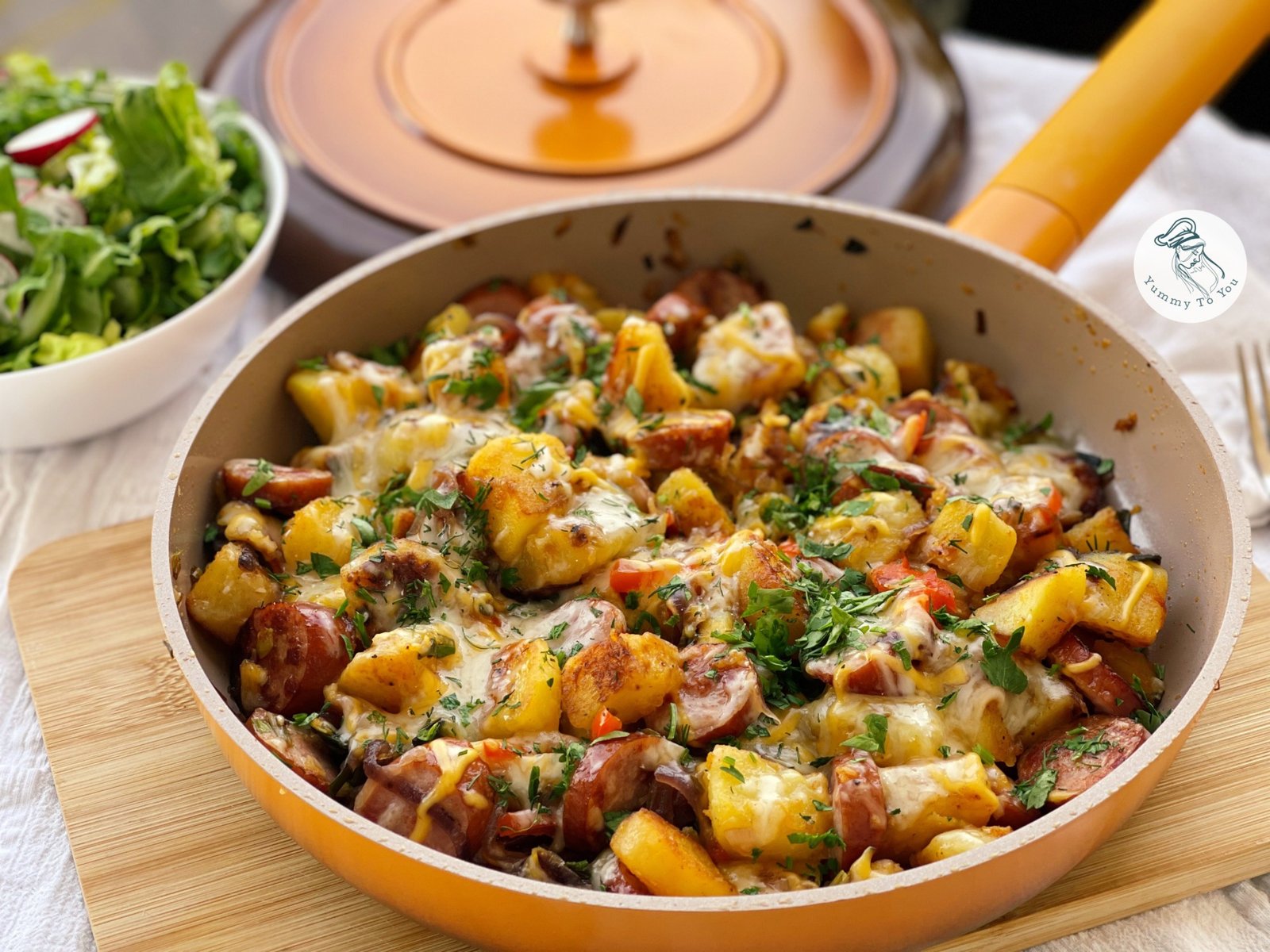 Rustic potatoes with sausages and onions – quick and easy recipe