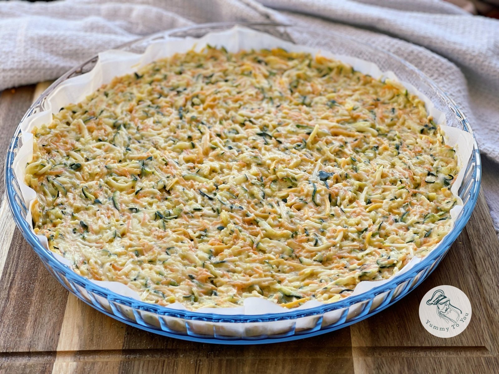 blat pizza cu zucchini inainte de coacere blat pizza cu zucchini inainte de coacere