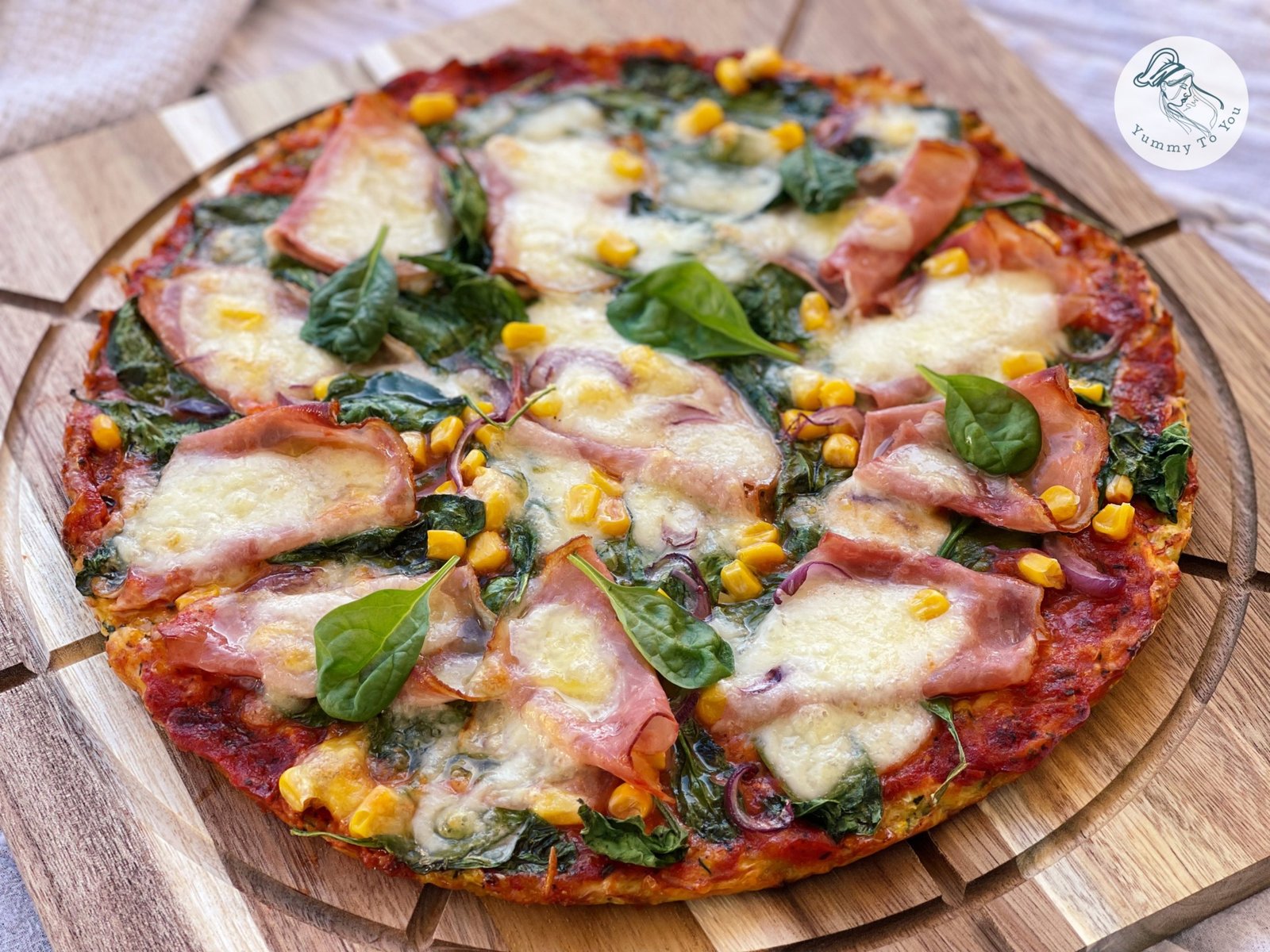 Pizza cu blat de zucchini și mozzarella servire 2 Pizza cu blat de zucchini și mozzarella servire 2
