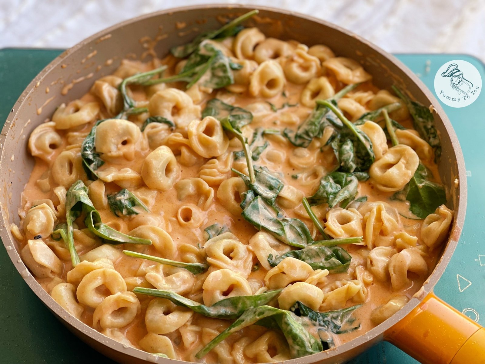 Tortellini cu spanac și sos cremos in tigaie