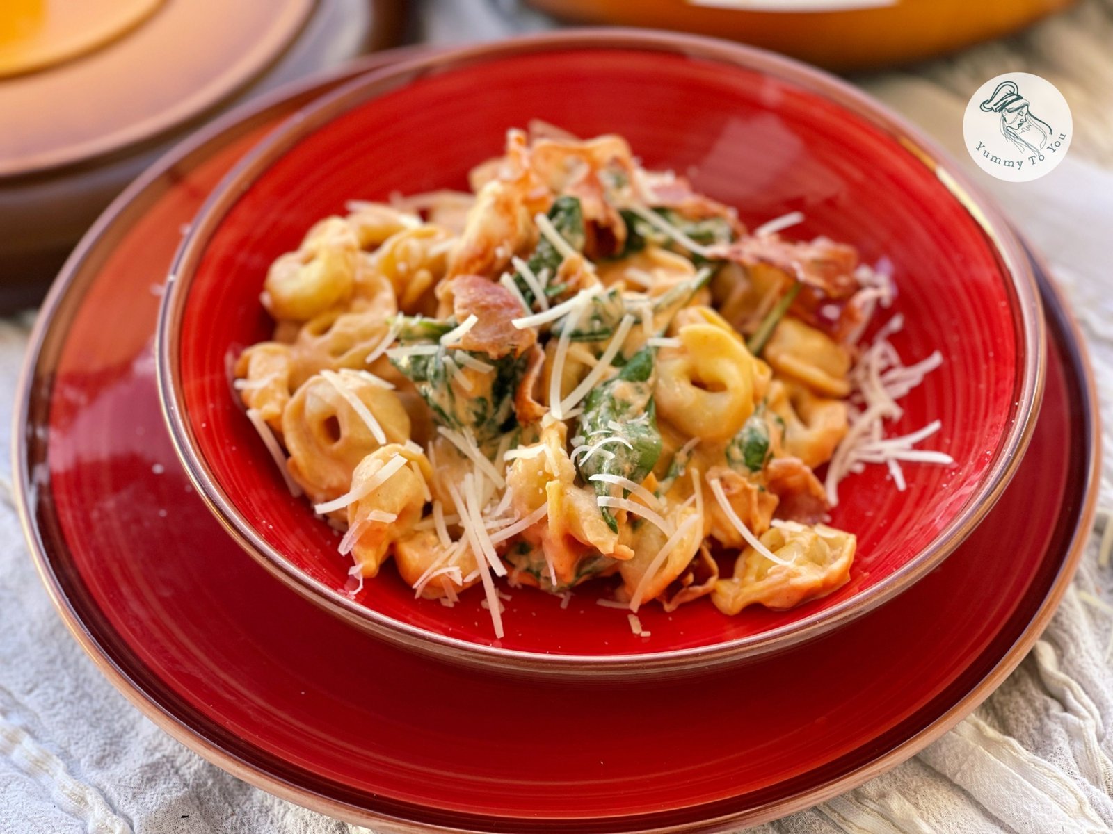Tortellini cu spanac și sos cremos servire 2