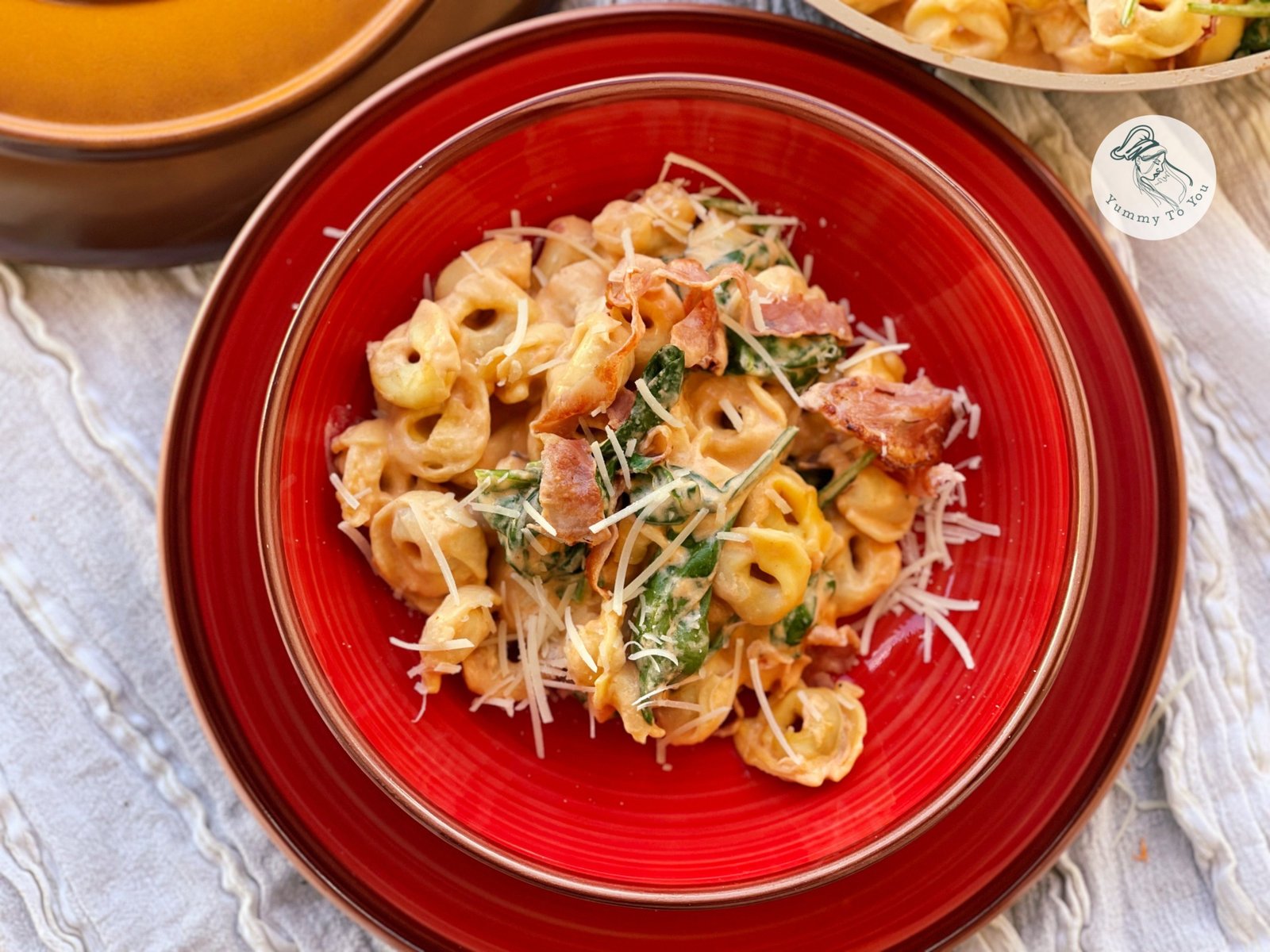 Tortellini cu spanac și sos cremos servire 3
