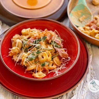 Tortellini cu spanac și sos cremos cover photo