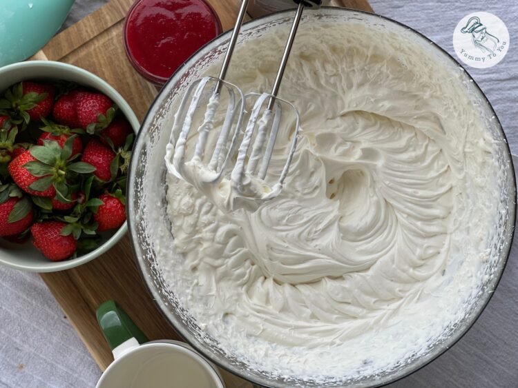 Pregatire crema cu mascarpone si capsuni 1 Pregatire crema cu mascarpone si capsuni 1