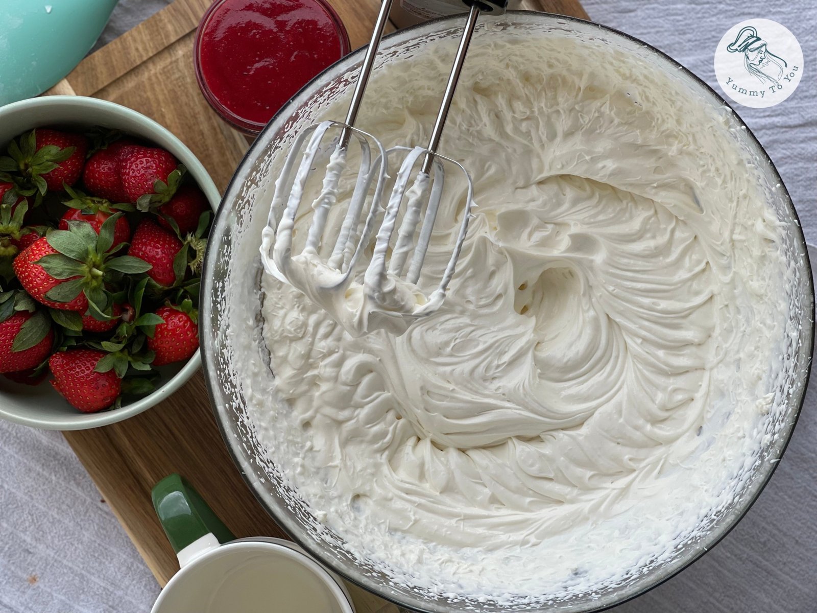 Pregatire crema cu mascarpone si capsuni 1