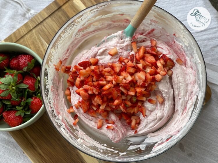 Pregatire crema cu mascarpone si capsuni 3 Pregatire crema cu mascarpone si capsuni 3