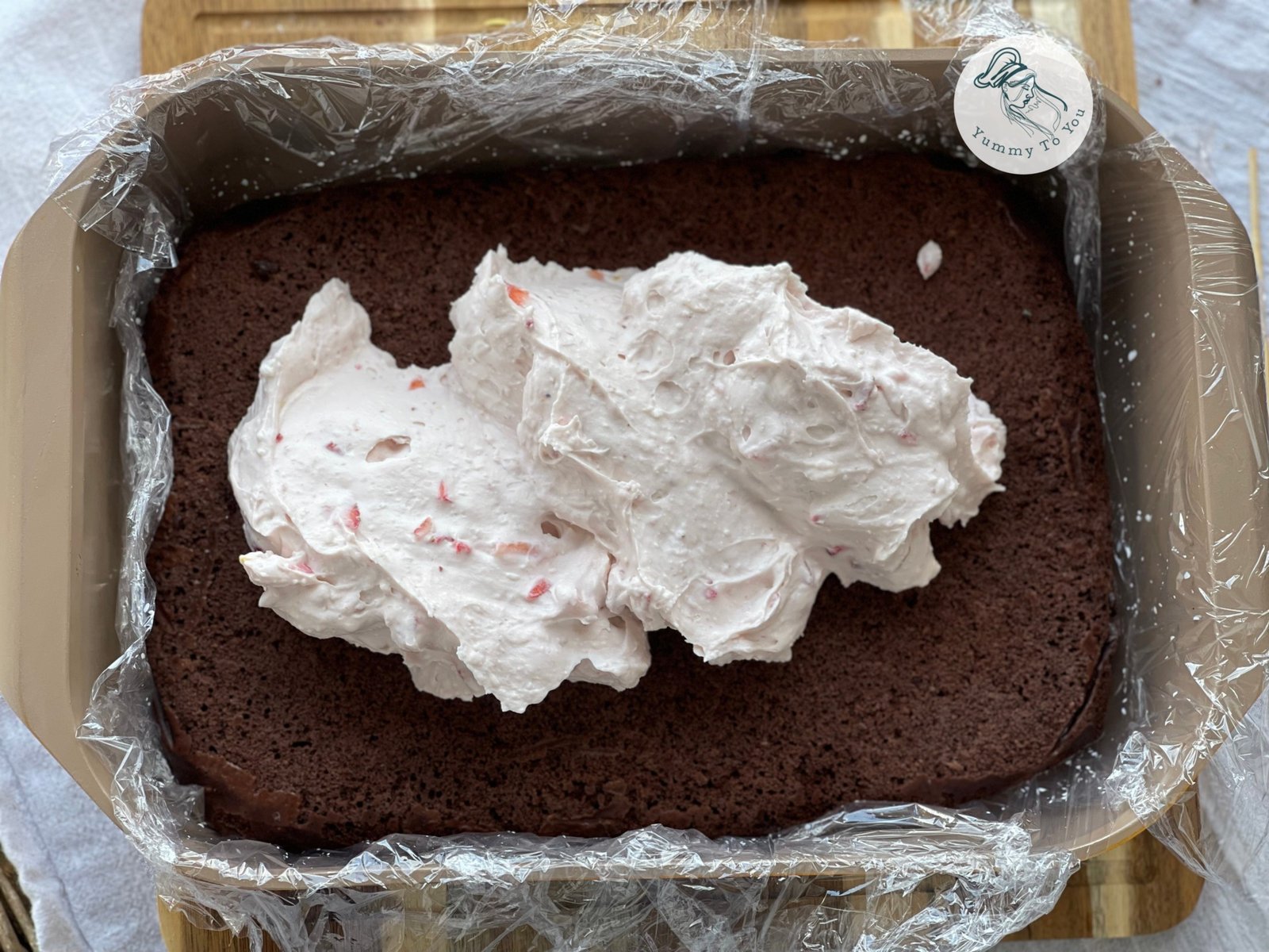 adaugare crema cu mascarpone si capsuni peste blat