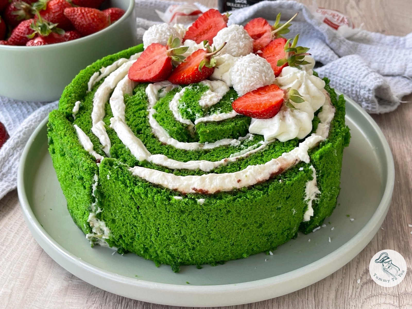Tort Green Velvet în Spirală cu Spanac, Cremă Raffaello și Dulceață de Zmeură servire 4